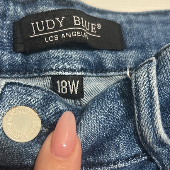 Judy Blue relaxed, fit capri jeans. - Picture 2 of 3